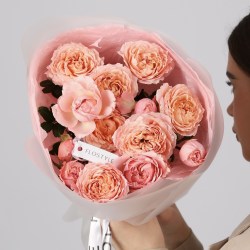 Букет из пионовидных кустовых роз